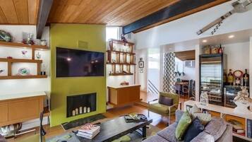 Smart TV, fireplace, Netflix, Hulu