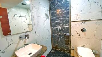 Family Room | Bathroom | Shower, rainfall showerhead, free toiletries, hair dryer