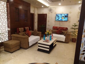 Lobby sitting area - Hotel Midcity (Varanasi)