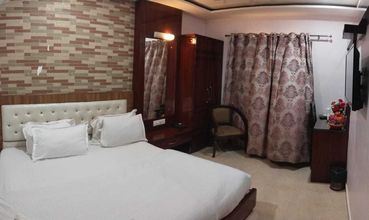 Escritorio, espacio para trabajar con laptop y cortinas blackout 
