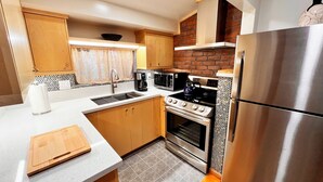 Una cocina moderna con electrodomésticos de acero inoxidable, armarios de madera y un salpicadero con diseño.