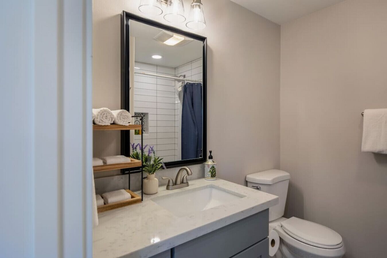 1116 Lower · 2b1b Lower Unit in Capitol Hill/Central Location