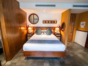 Kamar Premier | Seprai premium, minibar, brankas, dan meja kerja
