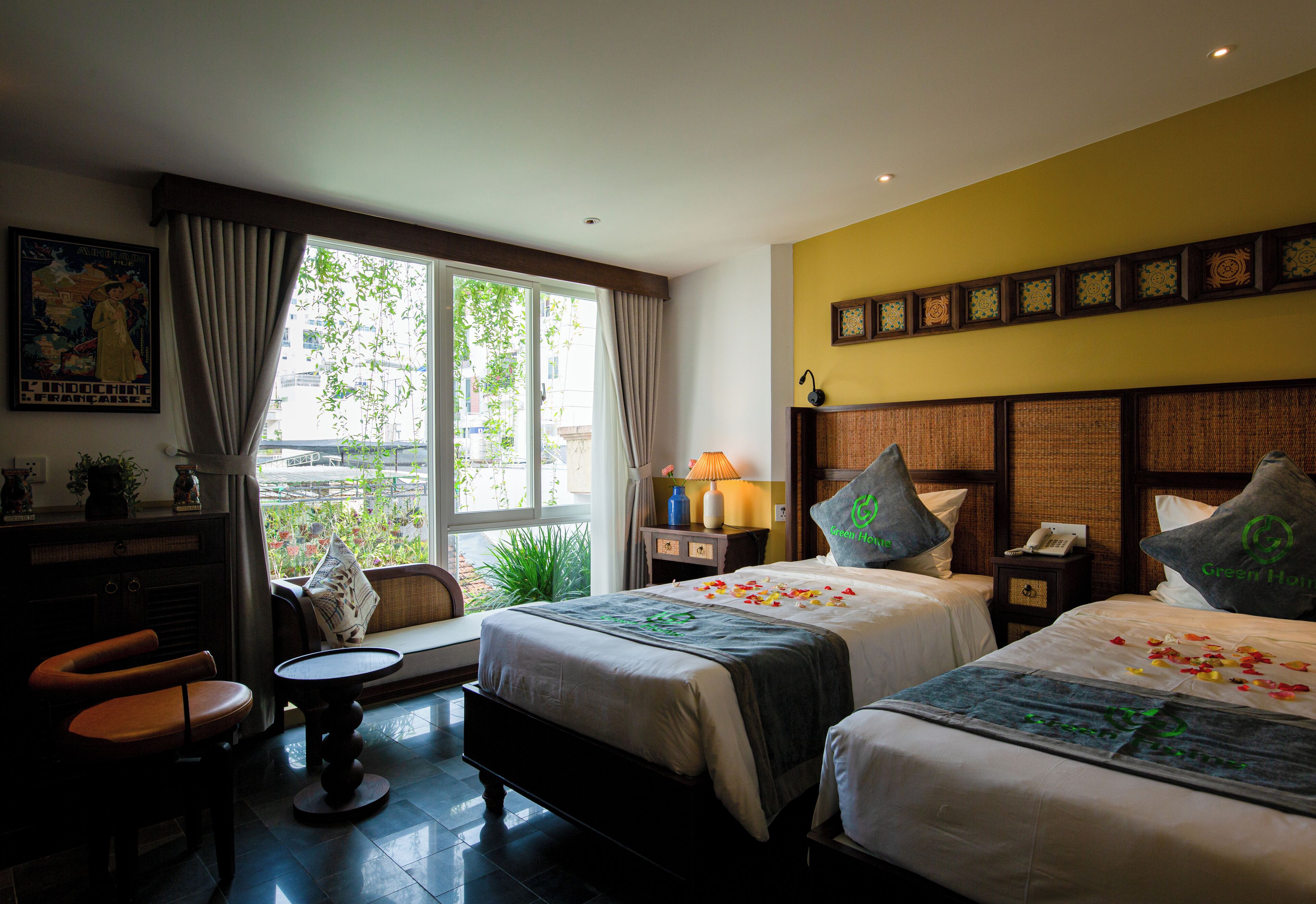 Bộ đồ giường cao cấp, minibar, két bảo mật tại phòng, bàn 