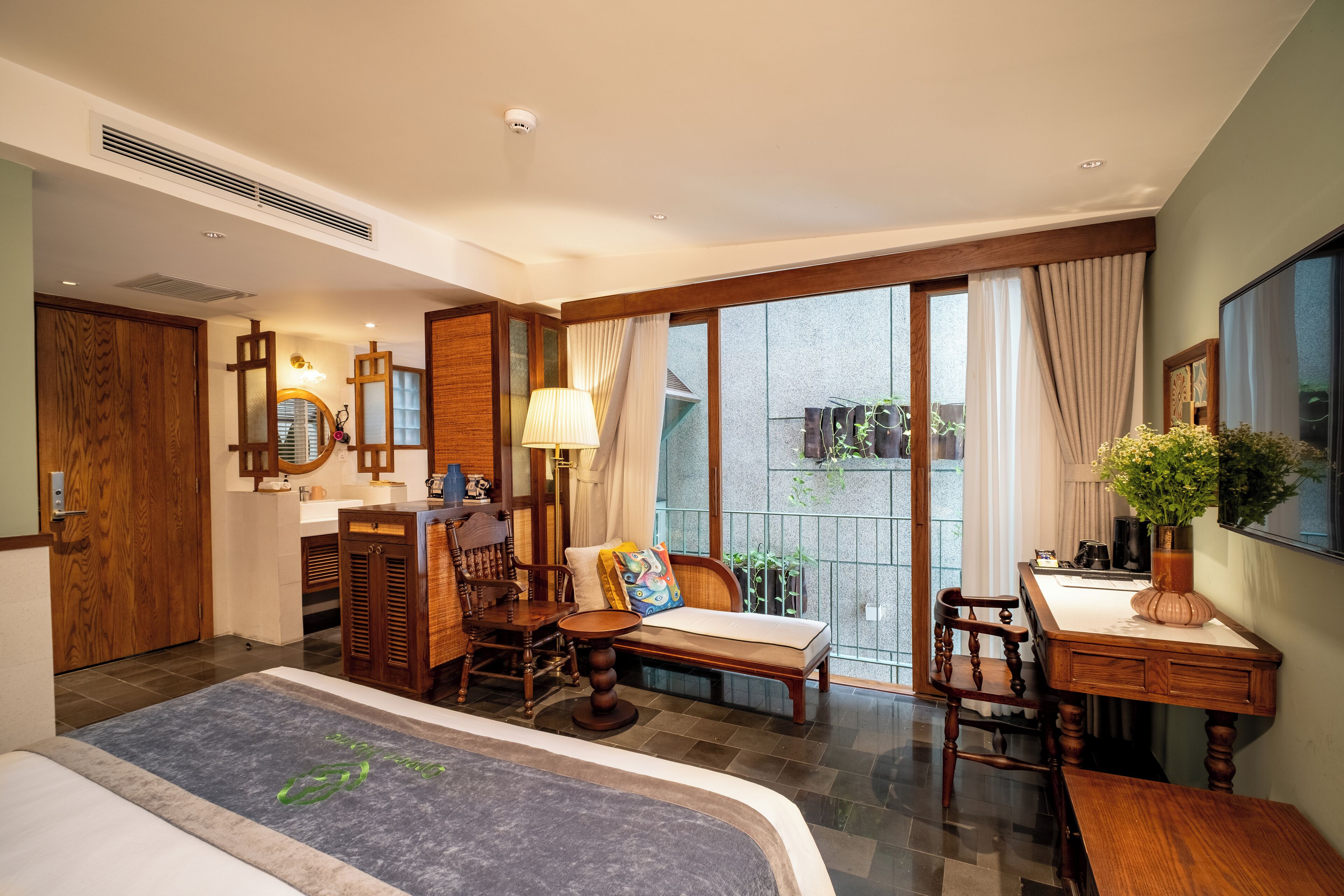 Deluxe Room | Premium bedding, minibar, in-room safe, desk
