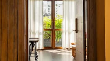 Executive suite | Luxe beddengoed, een minibar, een kluis op de kamer, een bureau