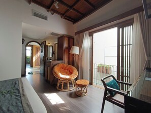 行政套房 | 高档床上用品、迷你吧、客房内保险箱、办公桌