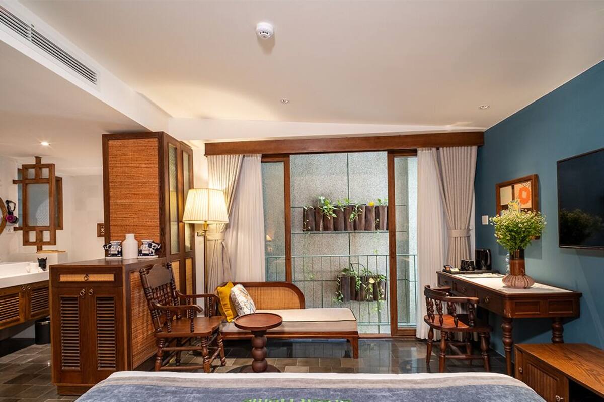 Deluxe kamer | Luxe beddengoed, een minibar, een kluis op de kamer, een bureau