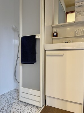 Casa de campo conforto | Banheiro | Chuveiro, chuveiro com efeito de chuva, produtos de toalete grátis 