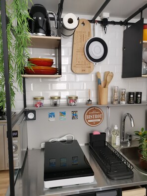 Réfrigérateur, micro-ondes, plaque de cuisson, cafetière/bouilloire