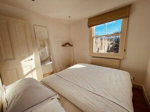 4 bedrooms, WiFi, bed sheets