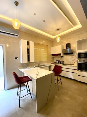 Fridge, microwave, oven, coffee/tea maker - Luxury one bedroom villa with wifi and netflix (Kwabenya)