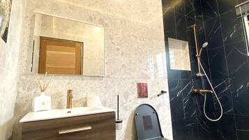 Towels, soap, shampoo, toilet paper