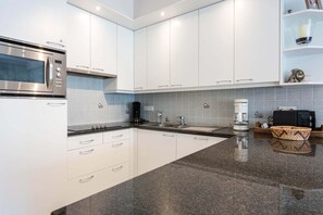 Kühlschrank, Mikrowelle, Herdplatte, Geschirrspüler