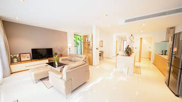 Smart TV, fireplace