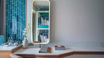 Family Quadruple Room | Minibar, soundproofing, free WiFi, bed sheets