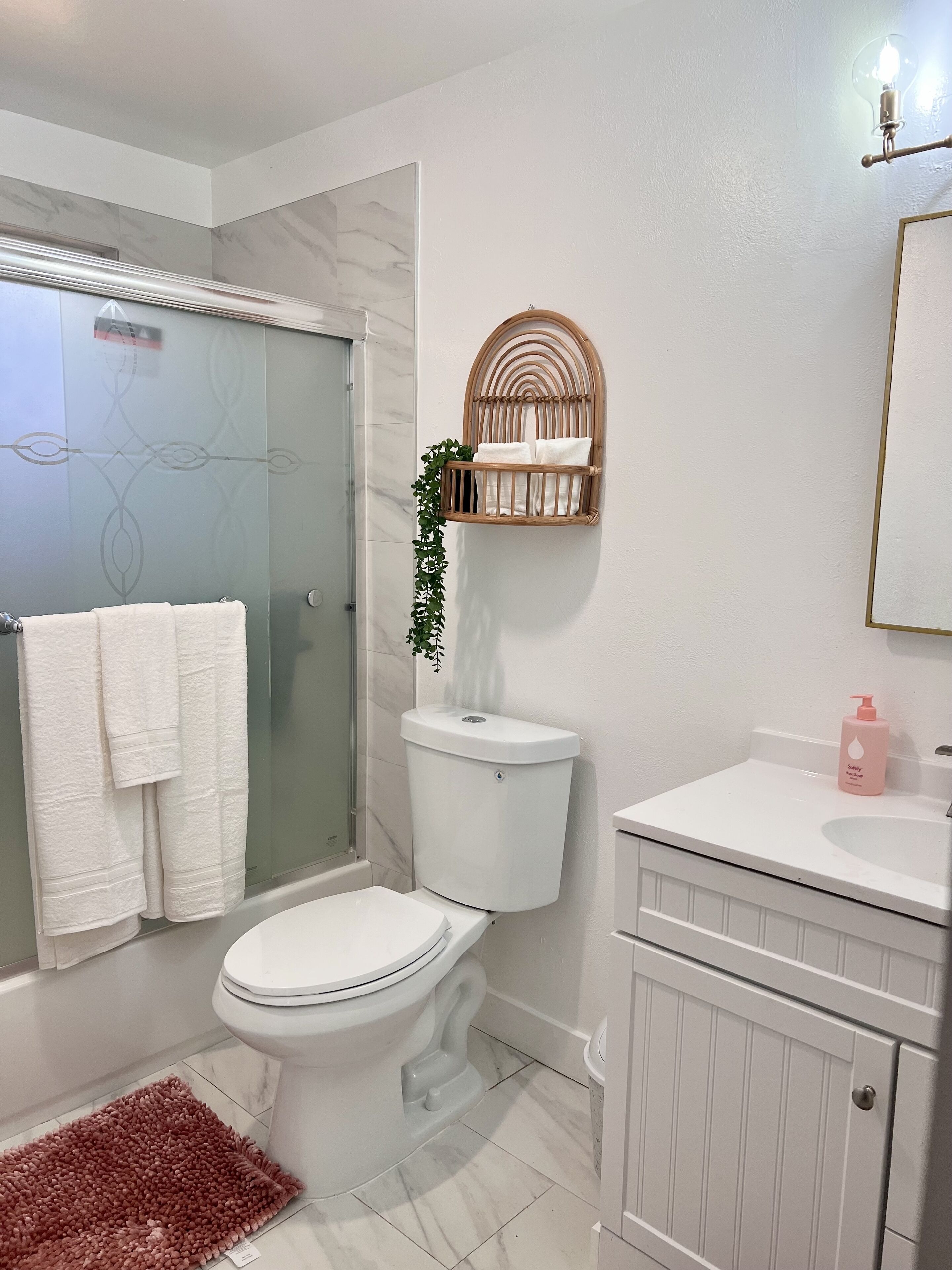 Secador de pelo, toallas, jabón, shampoo