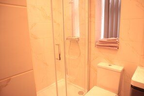 Shower, hair dryer, towels, soap - Modern and bright flat- in vibrant Camden (London)