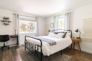 2 Schlafzimmer, Schreibtisch, Bügeleisen/Bügelbrett, Reisekinderbett