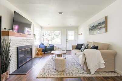 Stylish 2-bd Home, Blocks to Shops & Light Rail