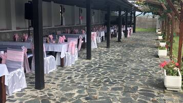 Zona a l'aire lliure per a la celebració de banquets