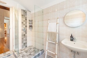 Douche, sèche-cheveux, serviettes fournies, savon