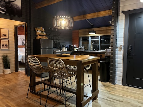 Blue Ox Bungalow- Explore & Unwind!