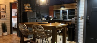 Blue Ox Bungalow- Explore & Unwind!