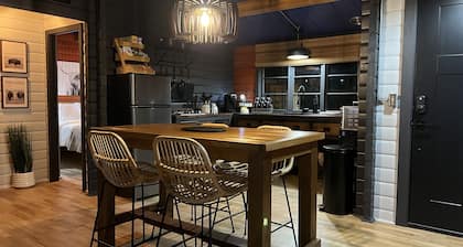 Blue Ox Bungalow- Explore & Unwind!