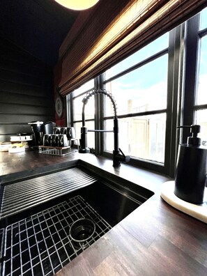 Refrigerador, horno, parrilla de estufa y cafetera y tetera 