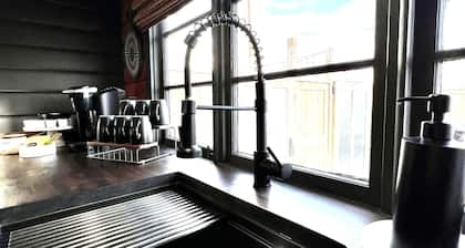 Blue Ox Bungalow- Explore & Unwind!