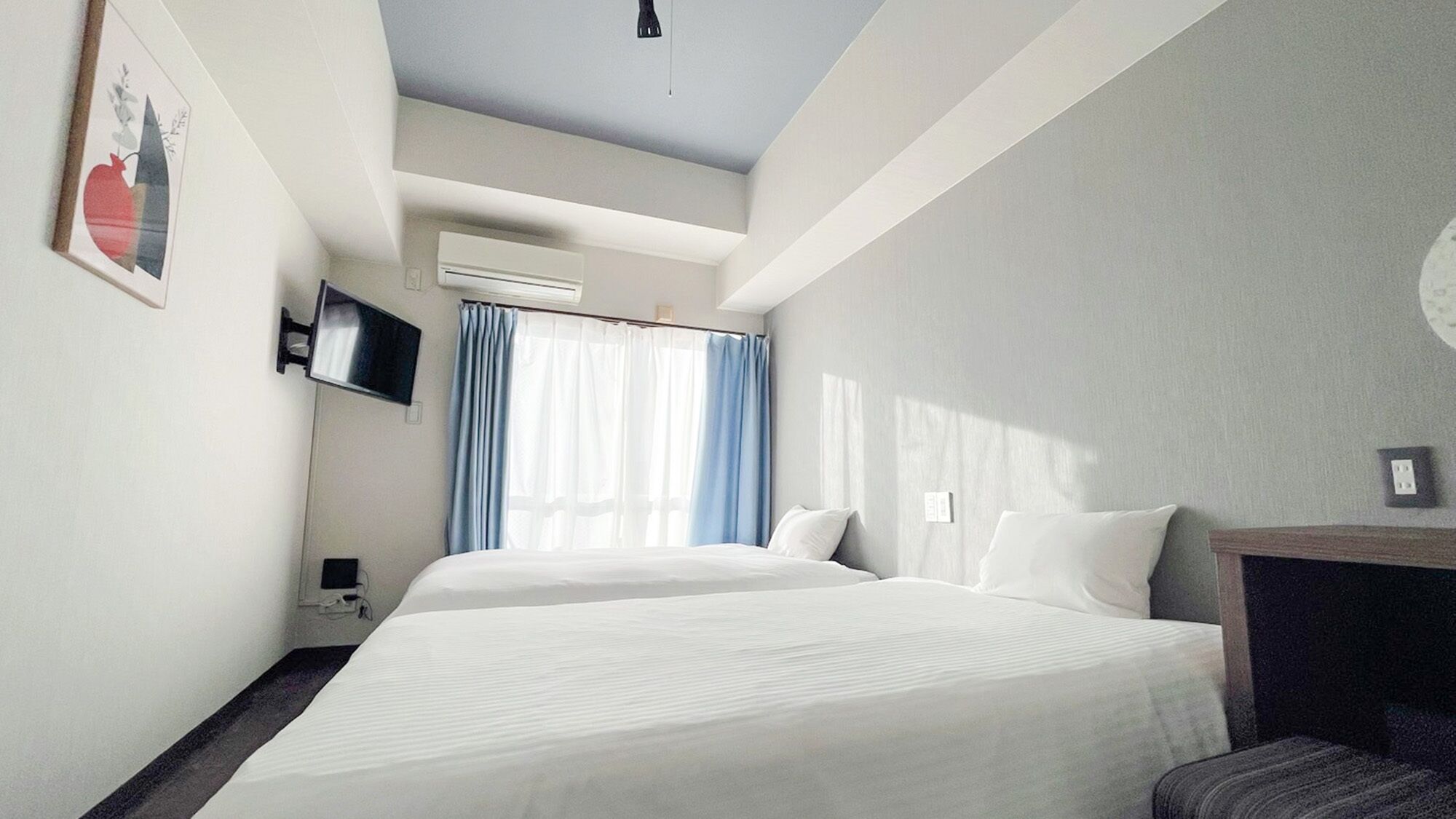 Laptop workspace, free WiFi, bed sheets