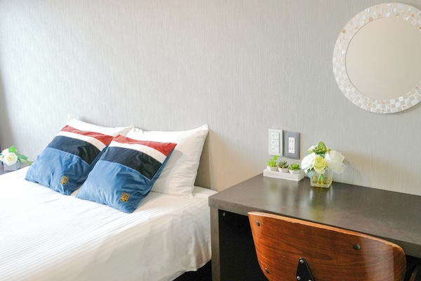 Espacio para trabajar con un portátil, wifi gratis, ropa de cama