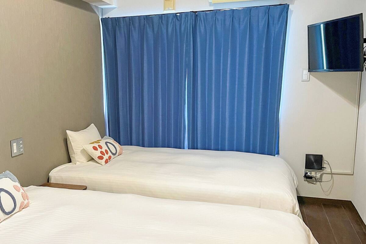笔记本电脑工作区、免费 WiFi、床单