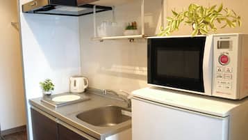 Refrigerador con freezer, microondas, placa de cocina