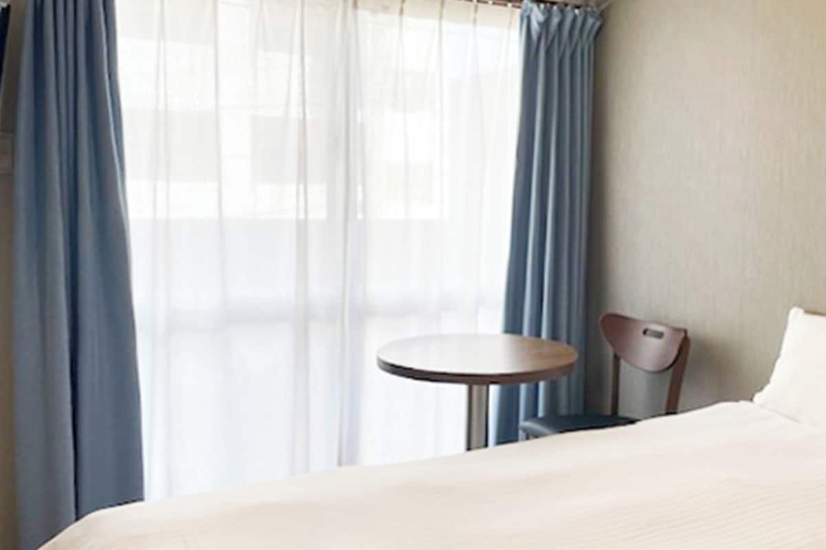 Laptop workspace, free WiFi, bed sheets
