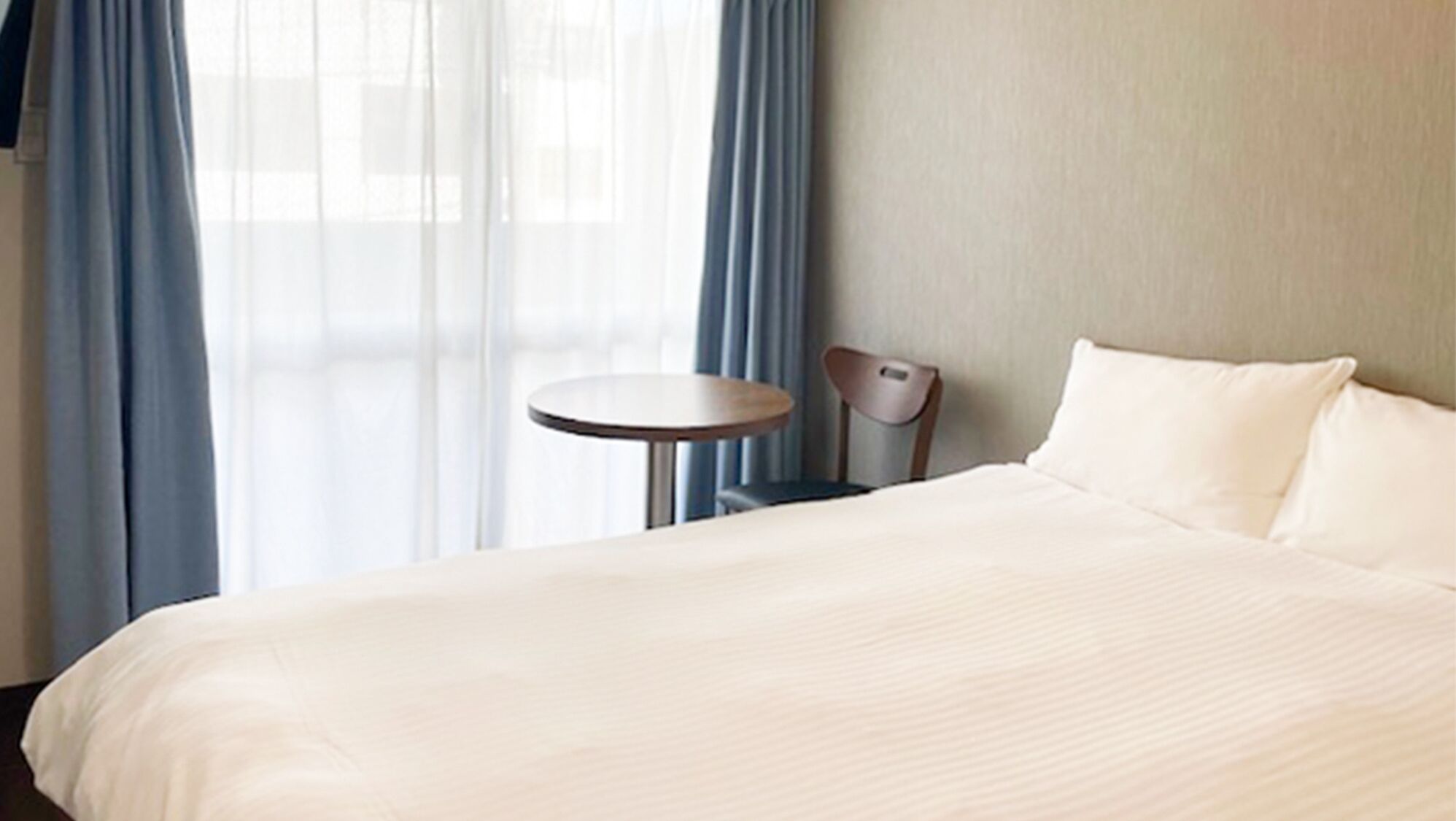 Laptop workspace, free WiFi, bed sheets