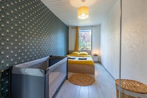 A room with a bunk bed, a small window, a woven basket, and a ceiling light fixture. - Le Petit Cocon (Levroux)