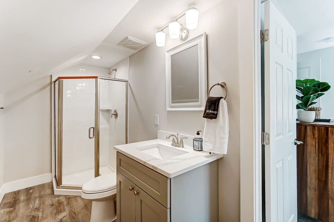 Een haardroger, handdoeken