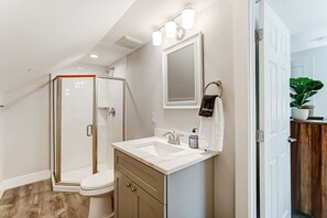 Hair dryer, towels - Webster Ave · Close to entertainment, shopping and restaurants (Hamilton)