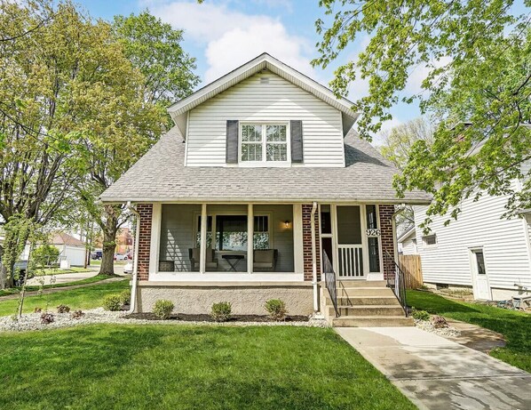 Exterior - Webster Ave · Close to entertainment, shopping and restaurants (Hamilton)