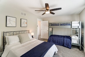 Iron/ironing board, travel crib, free WiFi, bed sheets - Webster Ave · Close to entertainment, shopping and restaurants (Hamilton)