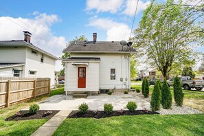 Exterior - Webster Ave · Close to entertainment, shopping and restaurants (Hamilton)