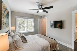 Iron/ironing board, travel cot, free WiFi, bed sheets - Webster Ave · Close to entertainment, shopping and restaurants (Hamilton)