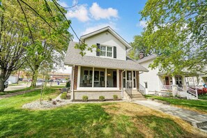 Exterior - Webster Ave · Close to entertainment, shopping and restaurants (Hamilton)