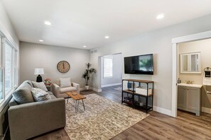 Smart TV - Webster Ave · Close to entertainment, shopping and restaurants (Hamilton)