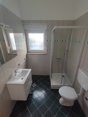 Dusche, Haartrockner, Handtücher, Seife
