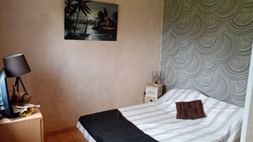 4 Schlafzimmer, Bügeleisen/Bügelbrett