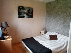 4 Schlafzimmer, Bügeleisen/Bügelbrett