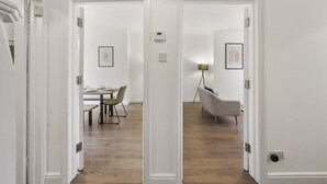 A hallway with a dining area and a seating area. - BIG House Free Parking Walking Distance to Kensal Rise Station (London)
